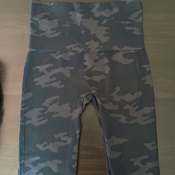 Spanx EcoCare Seamless Leggings Camo - Picture 2 of 4
